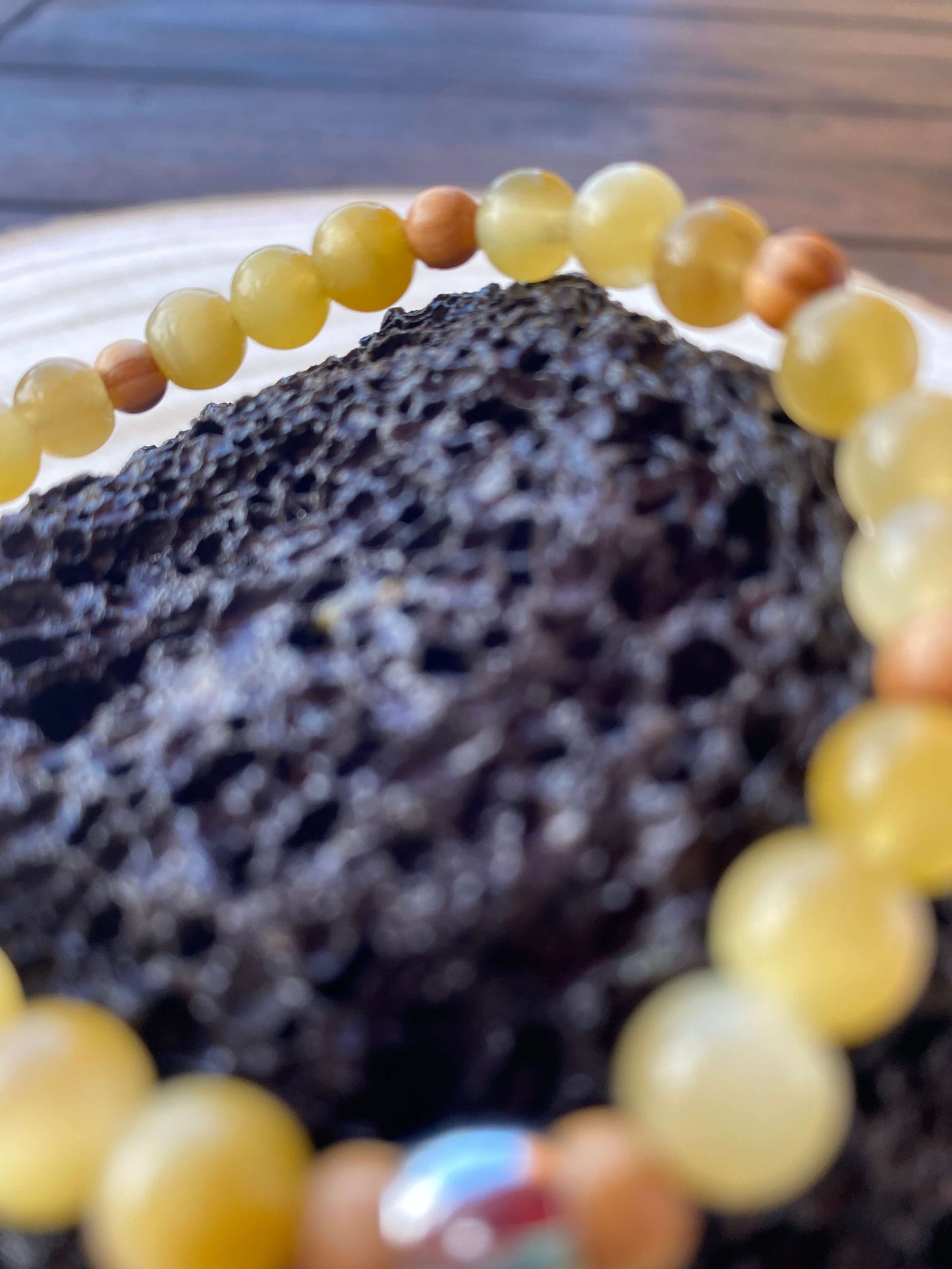 Bracelet œil de tigre doré et bois d'olivier collection nature vibes il était une fois sur terre