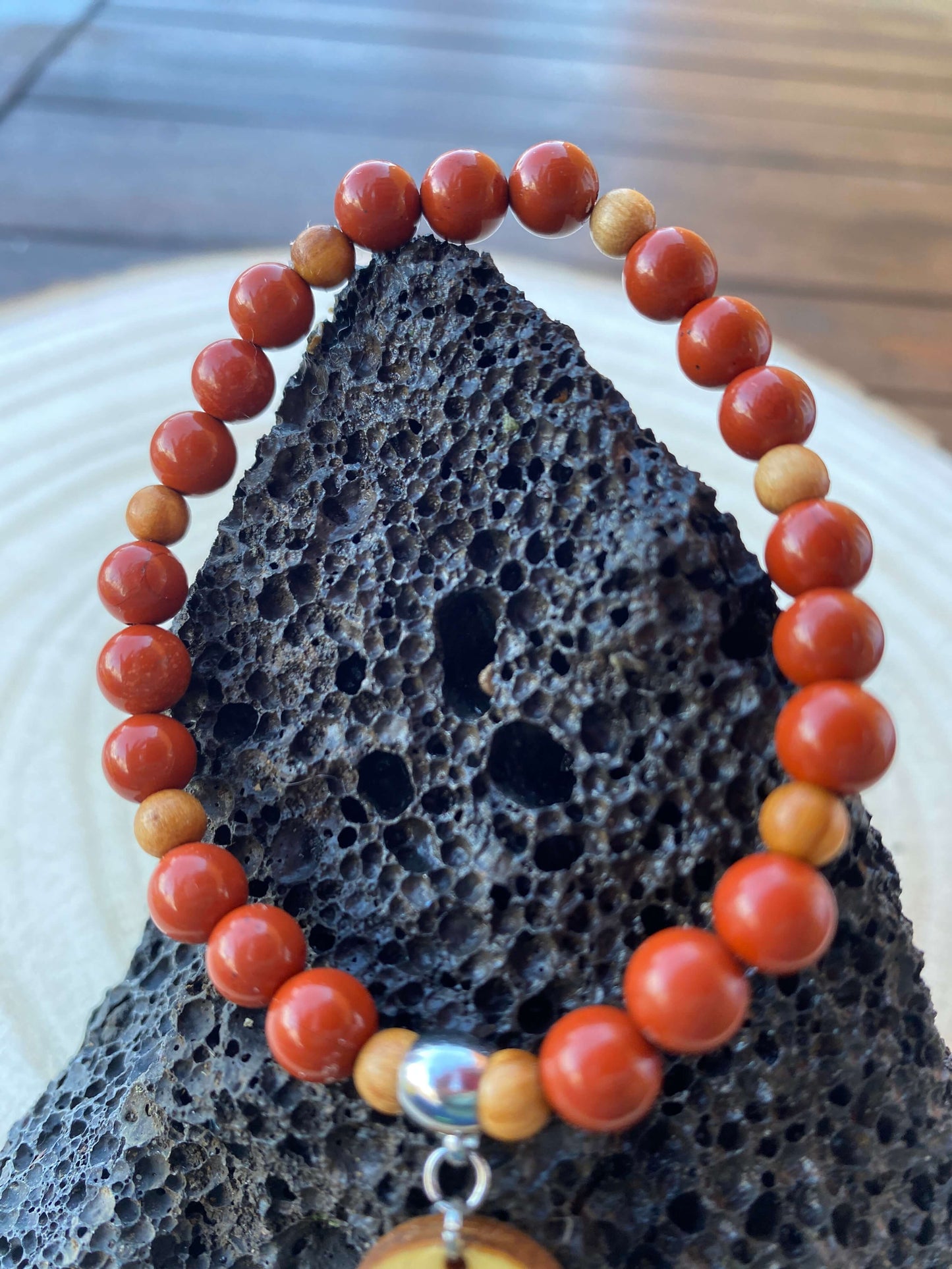 bracelet jaspe rouge et bois d 'olivier " il était une fois sur terre "