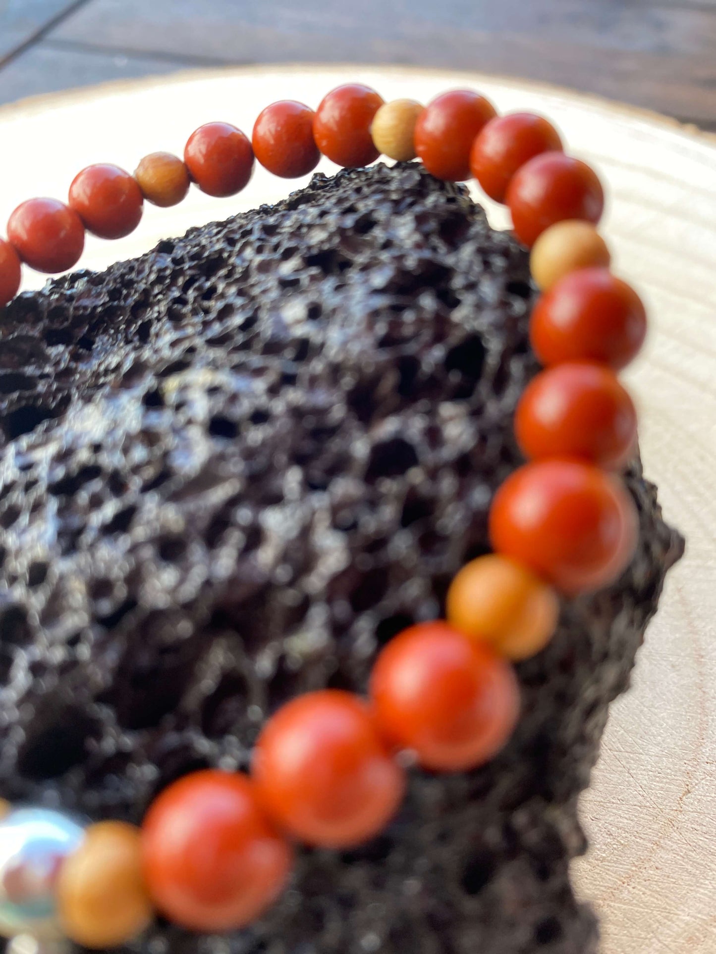 gros plan bracelet jaspe rouge et bois d'olivier il était une fois sur terre
